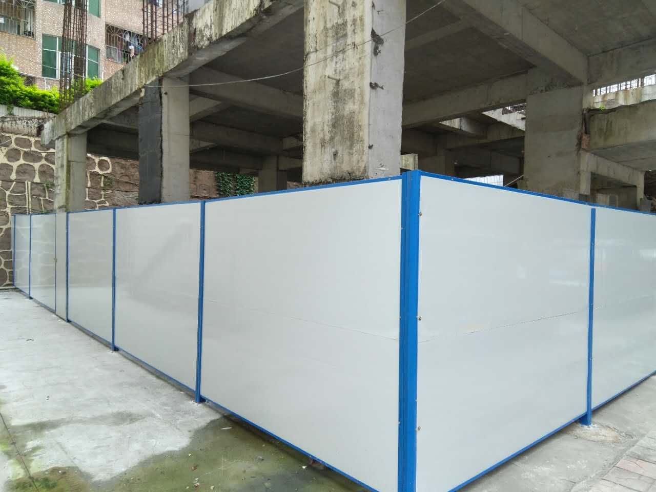 深圳坂田街道工程現(xiàn)場安裝旭東彩鋼圍擋