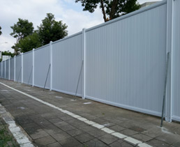 PVC圍擋板的特點、應(yīng)用行業(yè)、安裝注意事項  