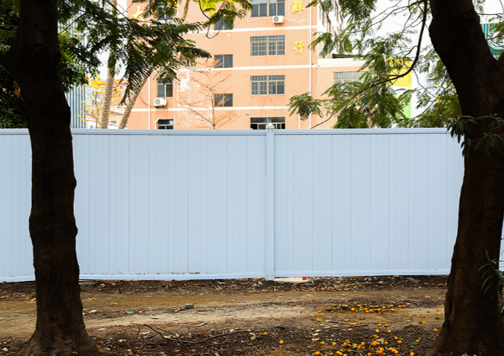 PVC工地圍擋的重量是否輕便易搬運(yùn)？旭東鋼構(gòu)